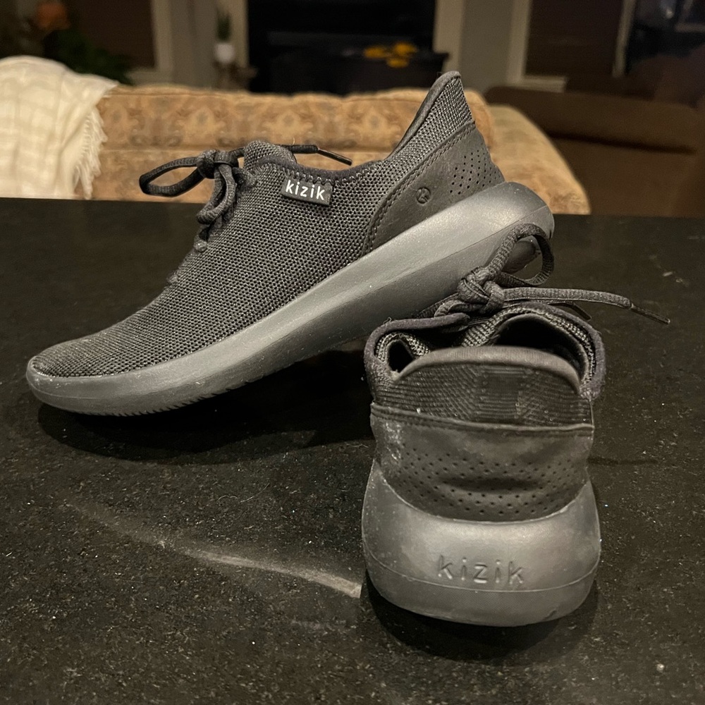 Women’s Kiziks size 6